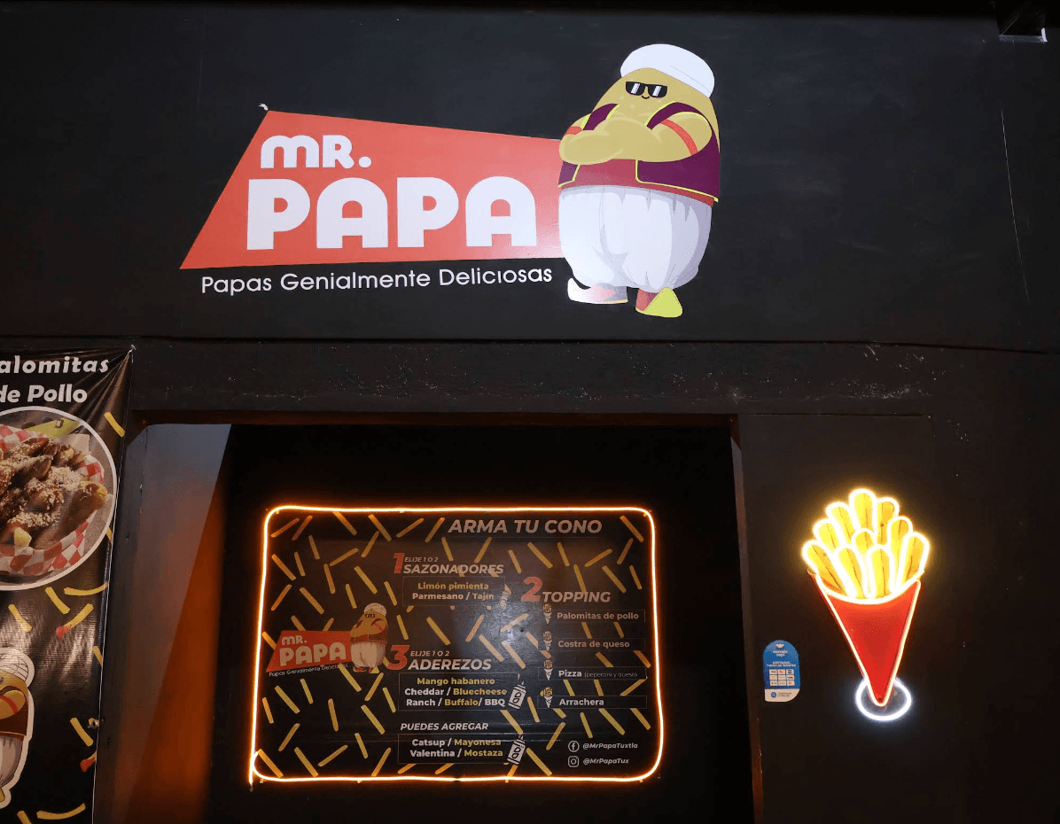 Fachada y letrero de Mr. Papa en el interior del Food Park